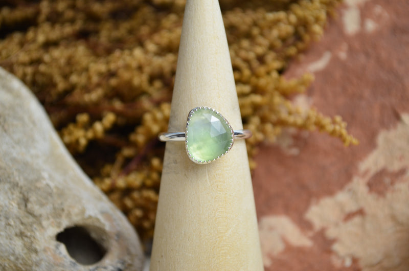 Prehnite Stacking Ring (Size 7)