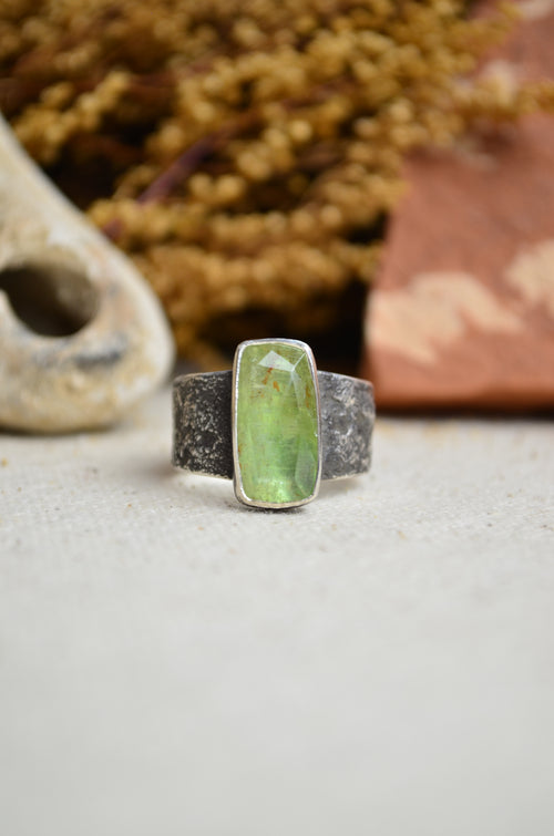 Green Kyanite Textured Wide Band Ring (Size 9)